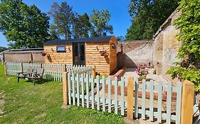 Gatwick Hideaway Hut