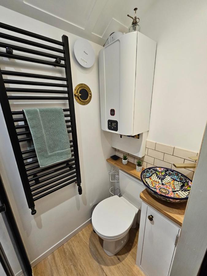 Gatwick Hideaway Hut Hotel Charlwood Exterior photo